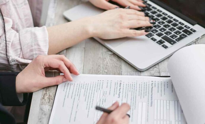 Persone che stanno valutando un prestito online