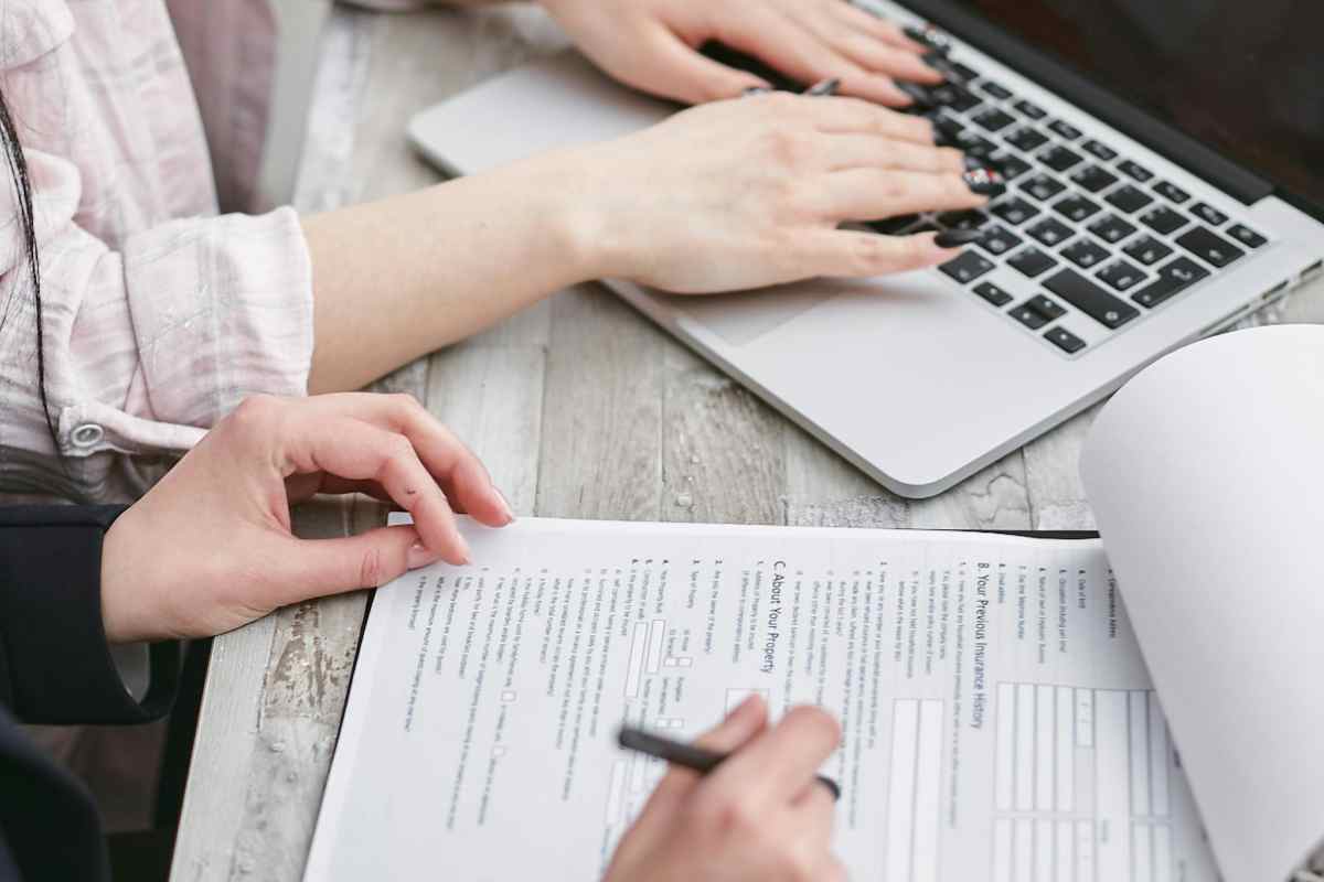 Persone che stanno valutando un prestito online