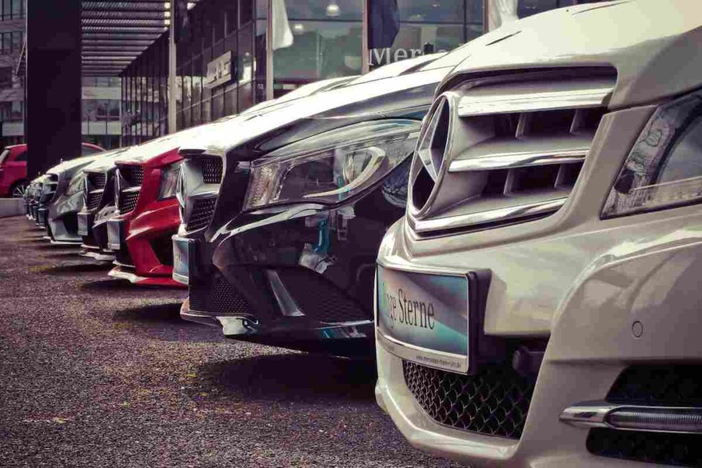 Auto in fila in una concessionaria - prestiti.com