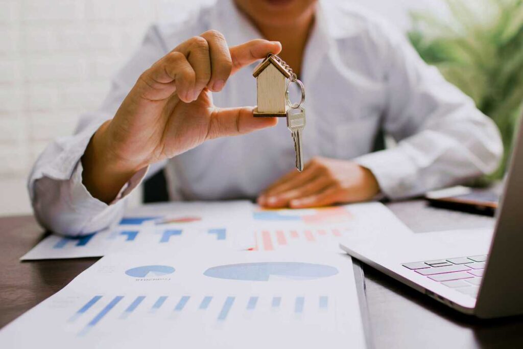 Finanziatore che mostra le chiavi di casa - prestiti.com