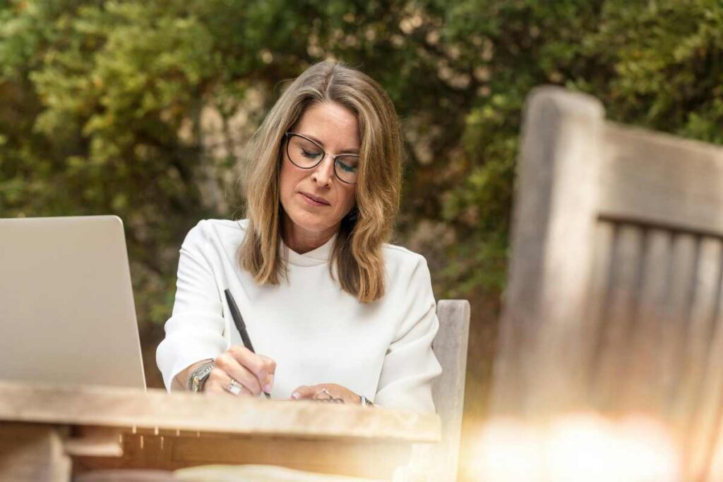 Donna matura che scrive - prestiti.com