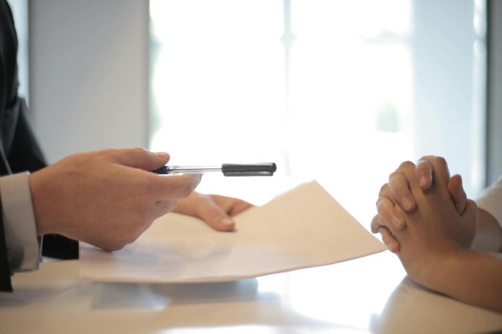 Firma su contratto di finanziamento