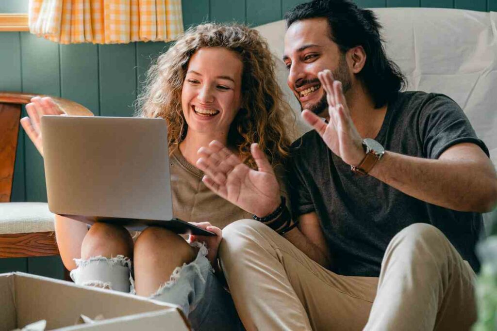 Coppia in una casa nuova di fronte al computer - prestiti.com