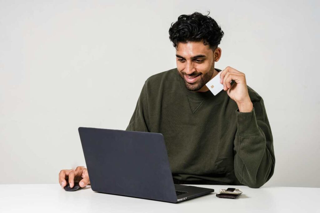 Un ragazzo che usa la carta di credito online - prestiti.com