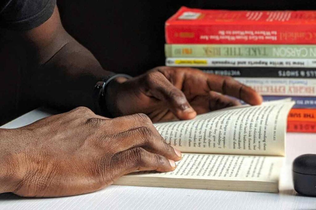 Studente con libri - prestiti.com