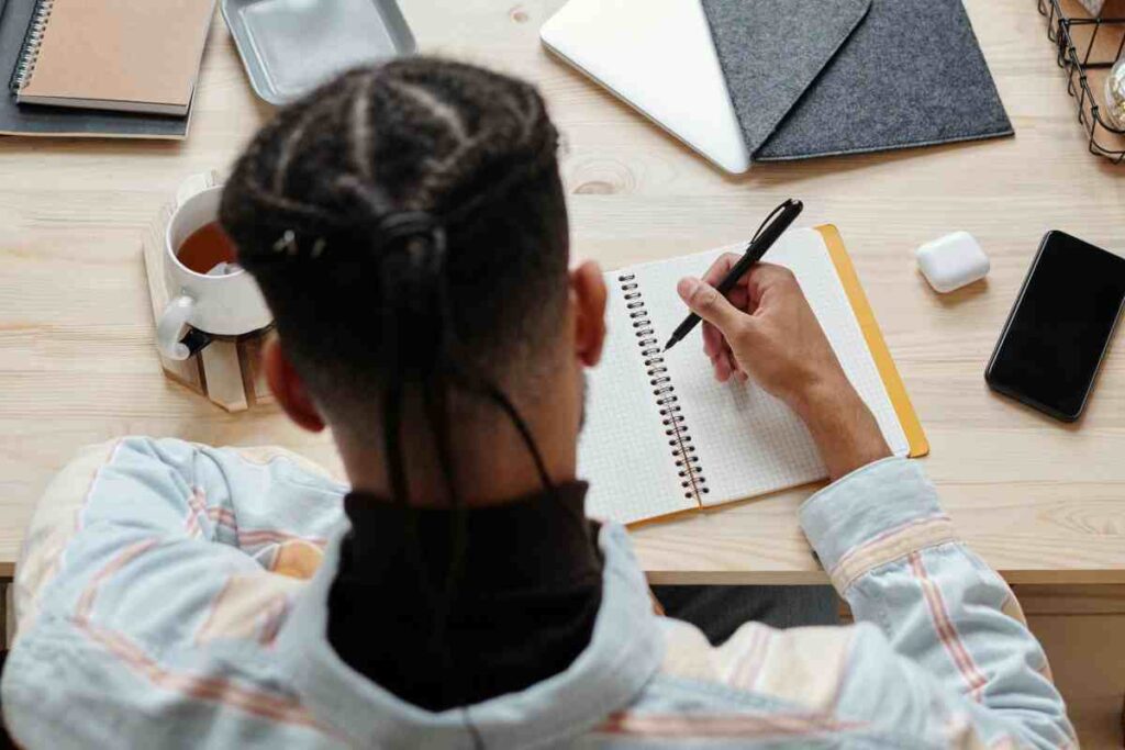 Studente con quaderno - prestiti.com