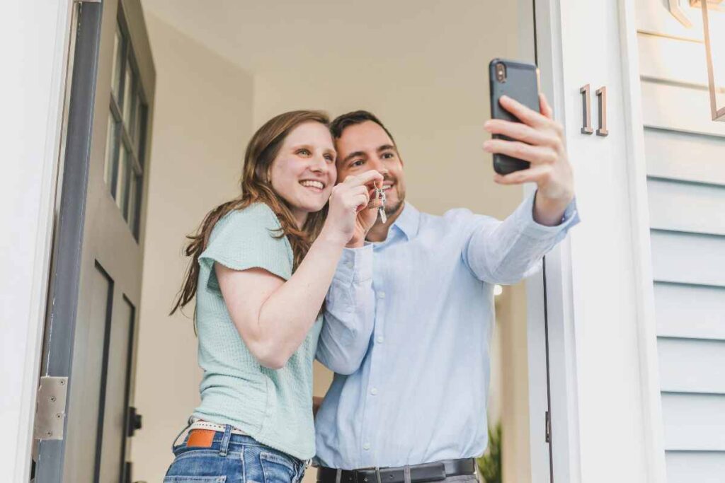 Selfie di una coppia che entra nella nuova casa - prestiti.it