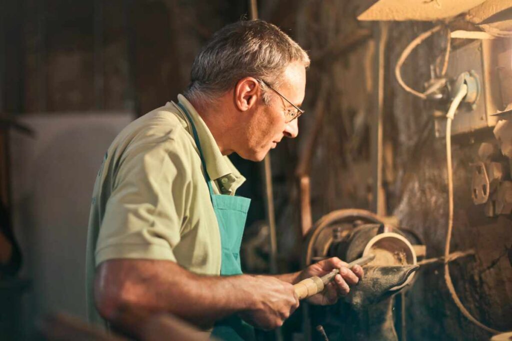 Un artigiano al lavoro - prestiti.com