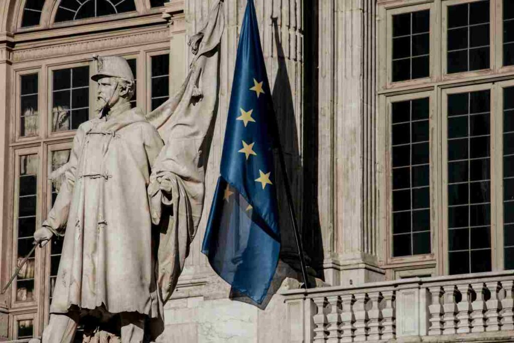 Bandiera UE accanto a una statua - prestiti.com