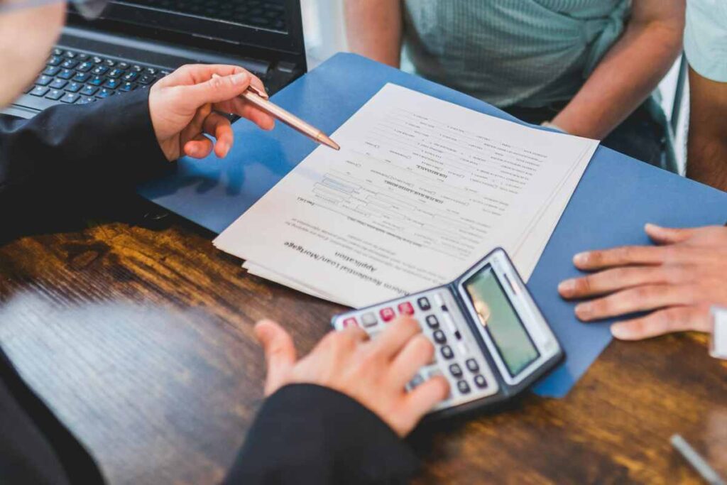 Consulente che calcola le rate di un prestito - prestiti.com
