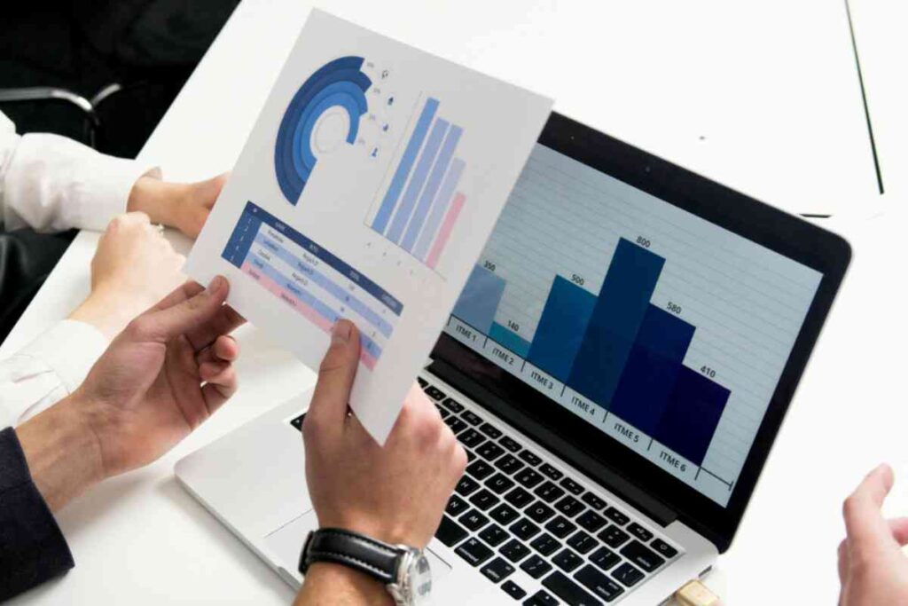 Grafico investimenti su laptop e su carta - prestiti.it