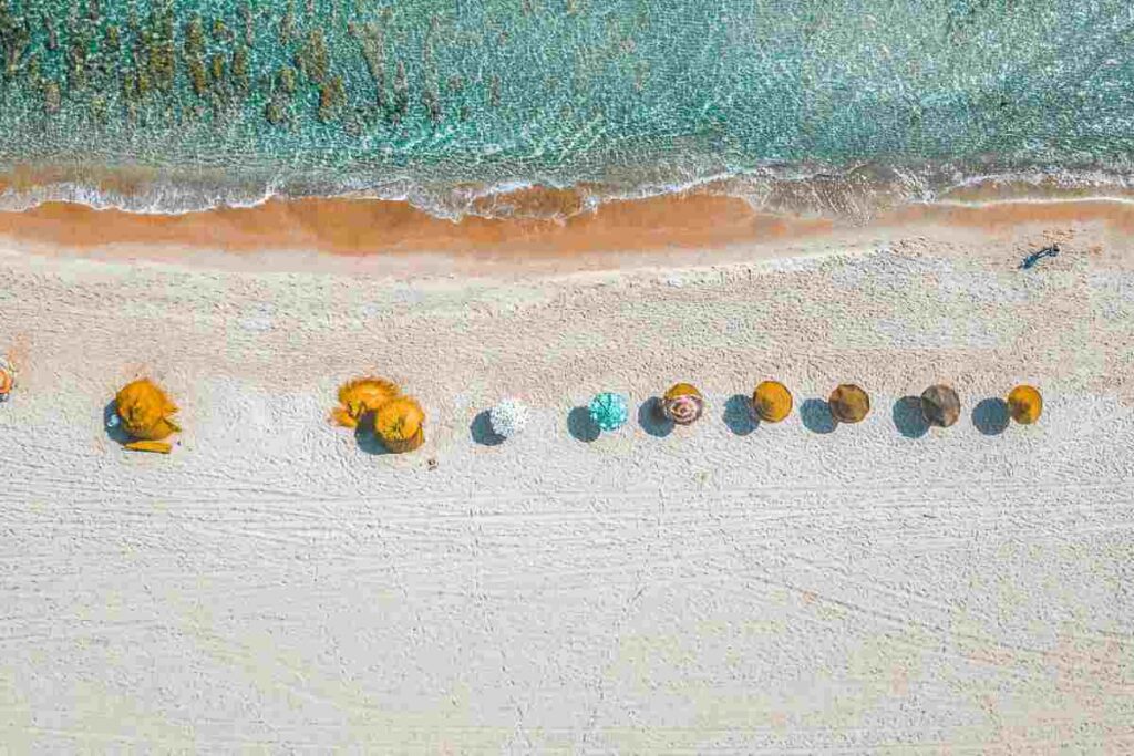 Una spiaggia vista dall'alto - prestiti.com