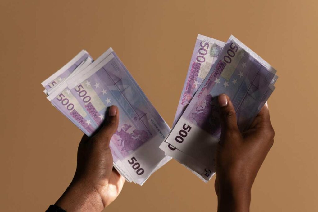 Migliaia di euro in banconote da 500 - prestiti.com