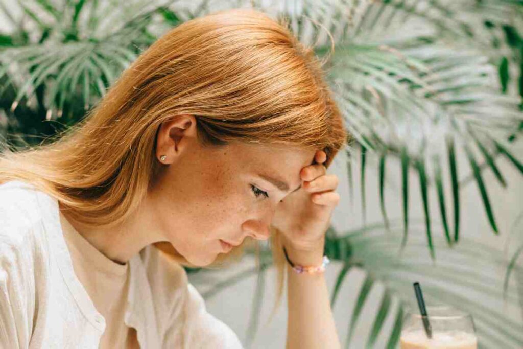 Ragazza con i capelli rossi che riflette - prestiti.com