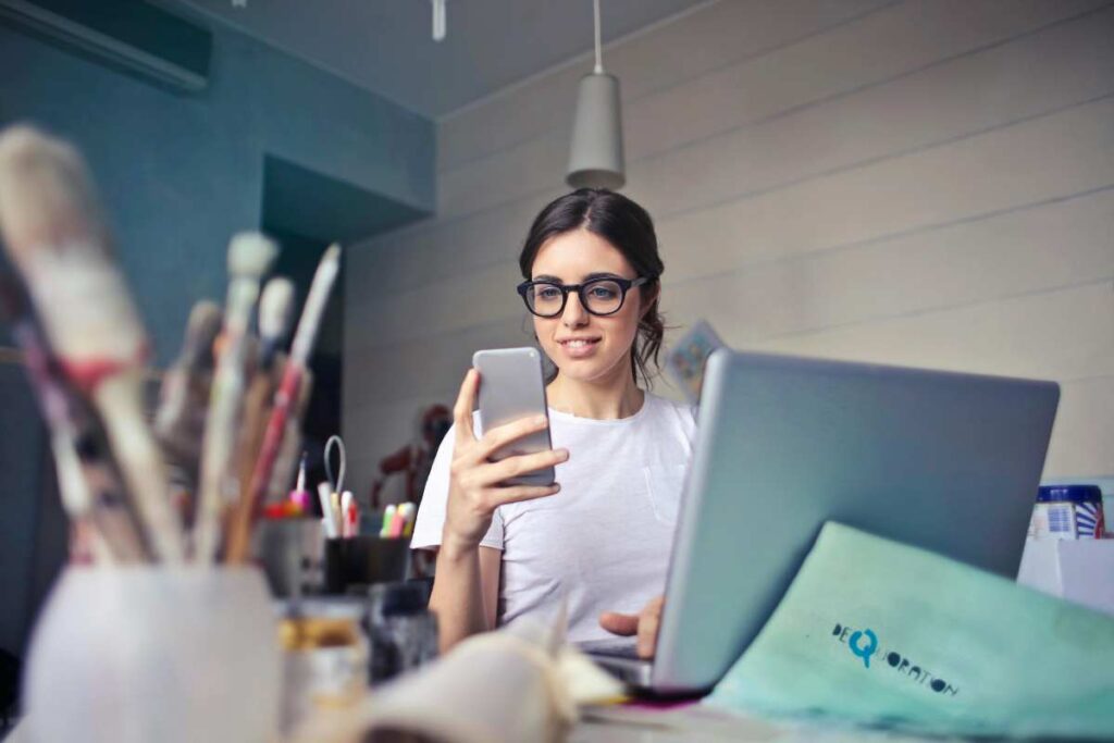 Ragazza con dei pennelli sulla scrivania - prestiti.com