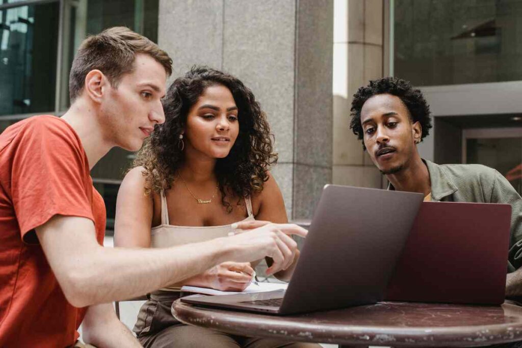 Ragazzi al computer - prestiti.com