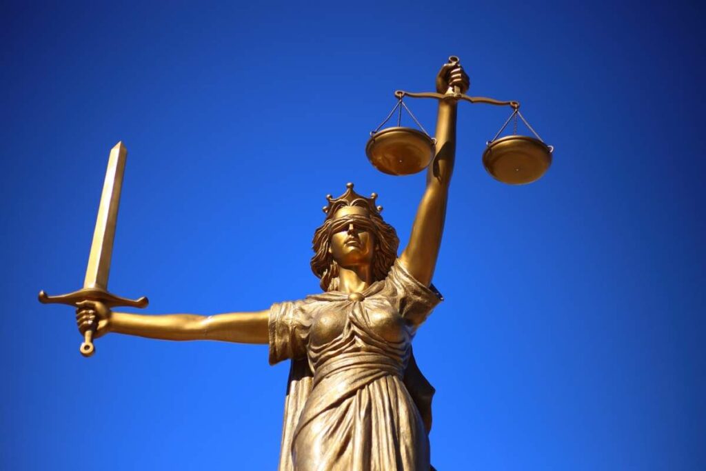 Statua della giustizia: legge e norme a tutela dei consumatori - prestiti.com