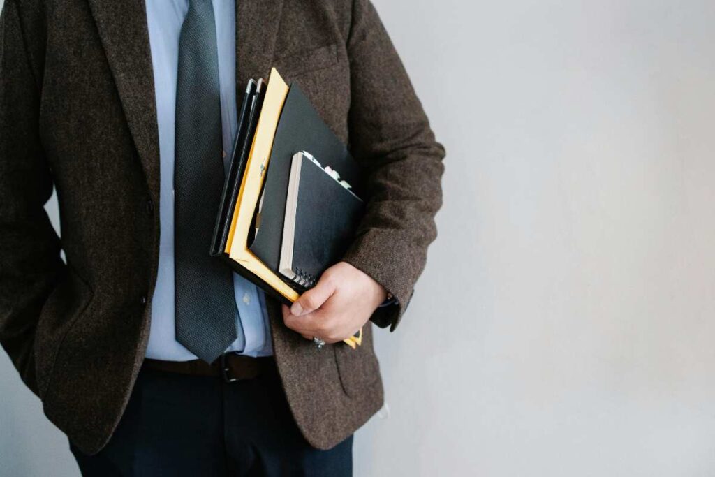 Un uomo in giacca e cravatta - prestiti.com