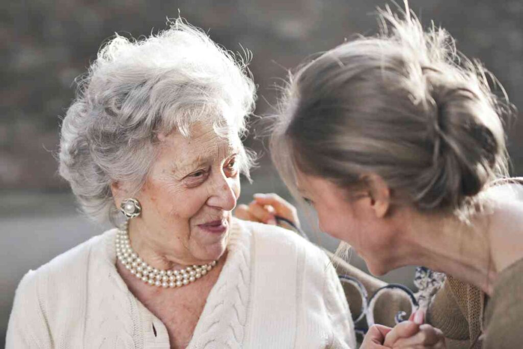 Donna con donna anziana - prestiti.com