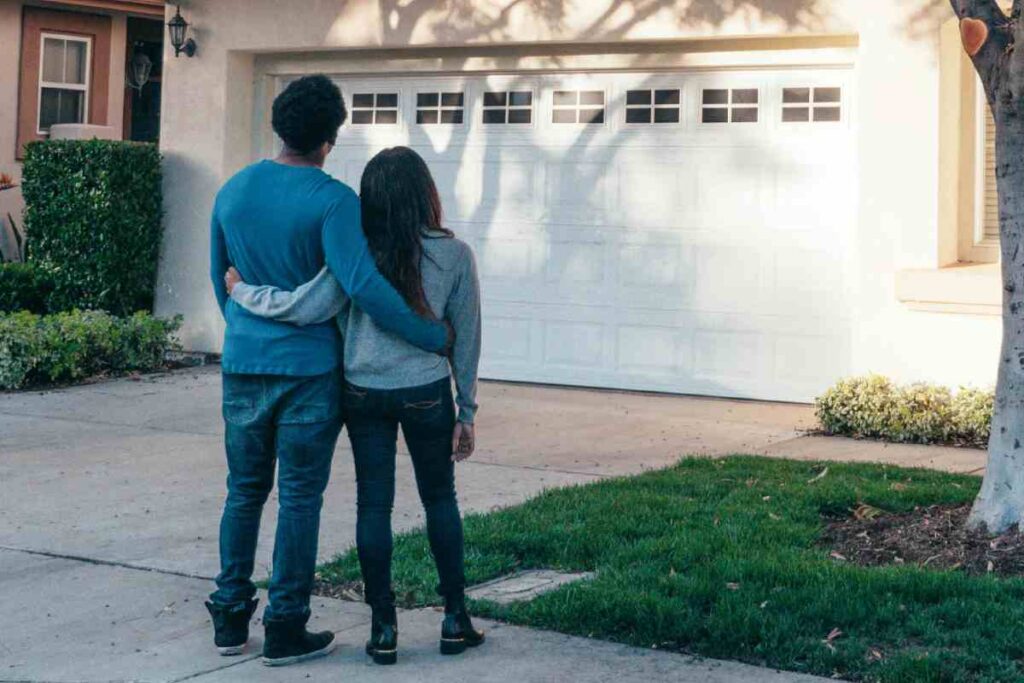 Coppia che guarda una casa - prestiti.com