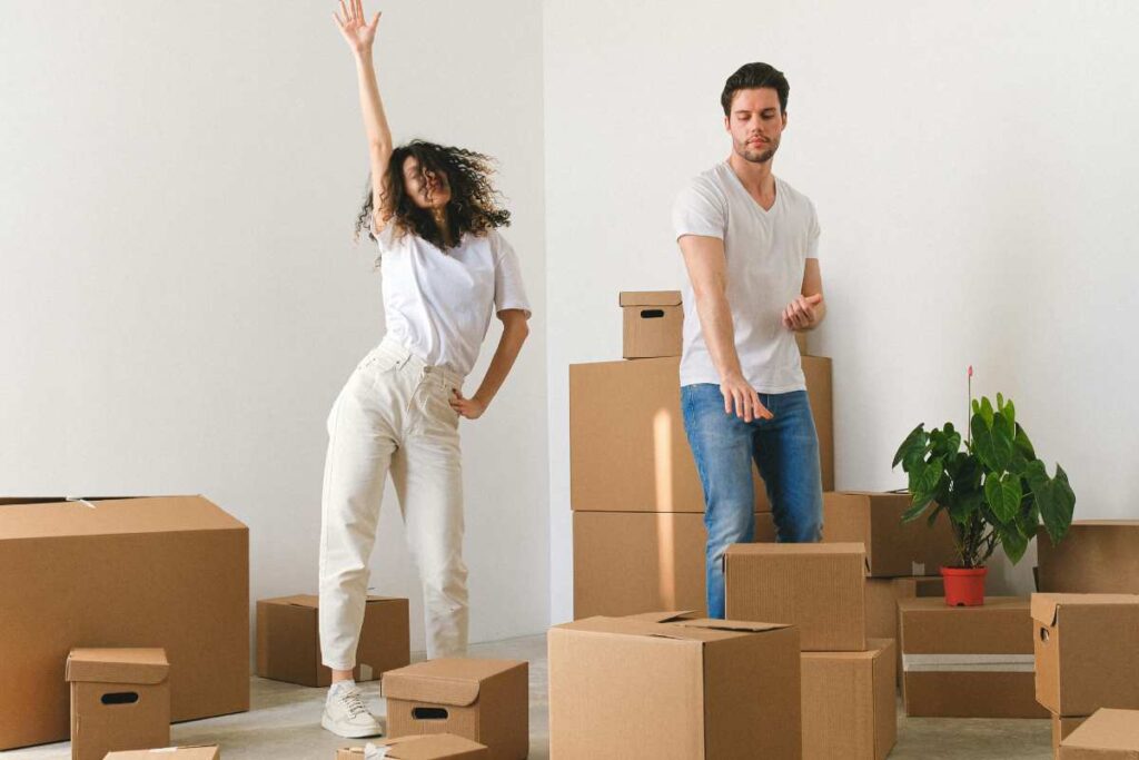 Due ragazzi in una casa nuova - prestiti.com