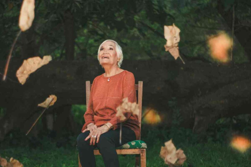 Donna anziana seduta - prestiti.com