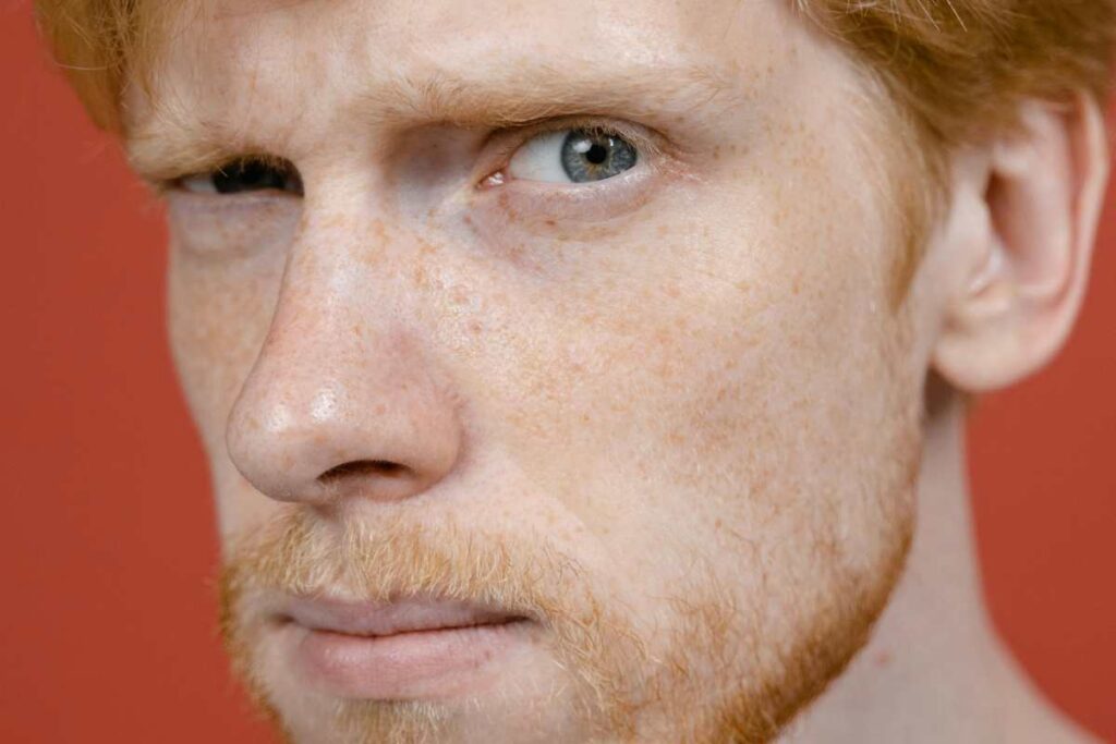 Uomo con sguardo dubbioso - prestiti.com