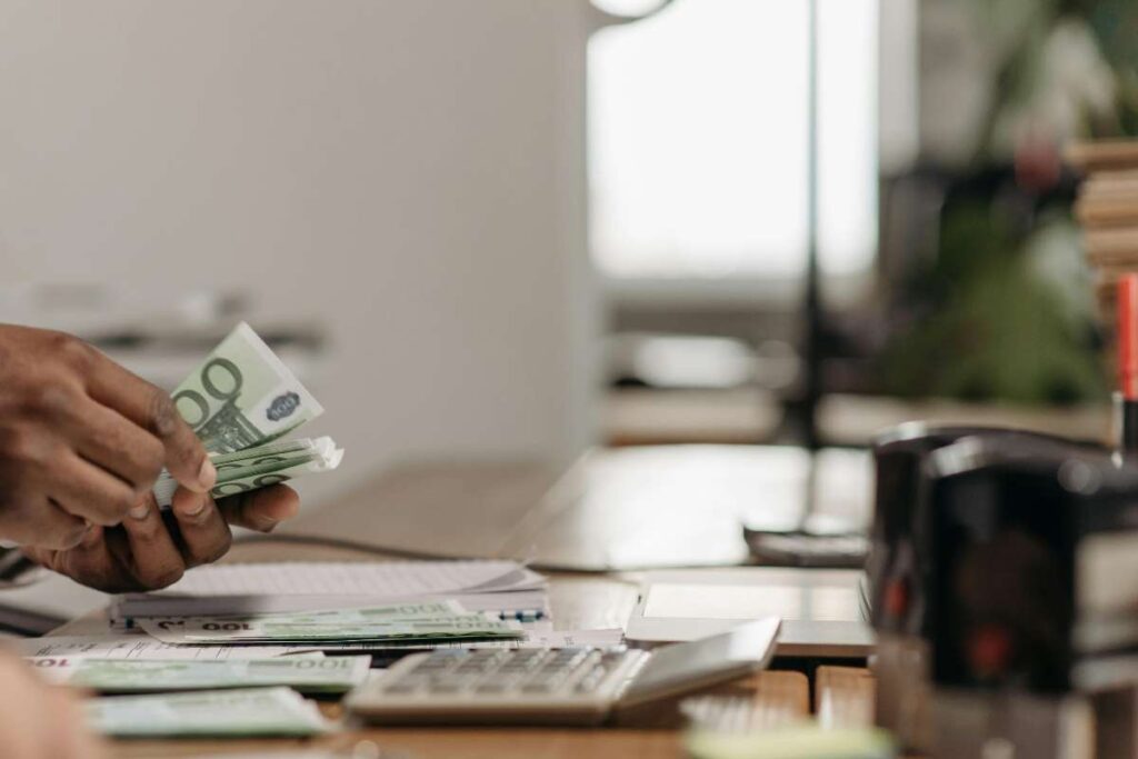 Uomo che conta euro - prestiti.com