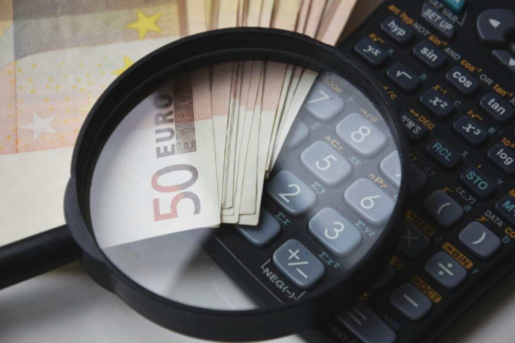 Euro con lente d'ingrandimento - prestiti.com