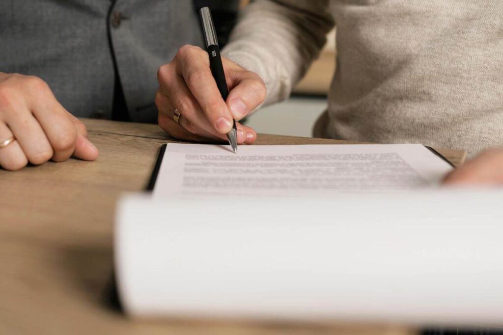 Firma su un contratto - prestiti.com