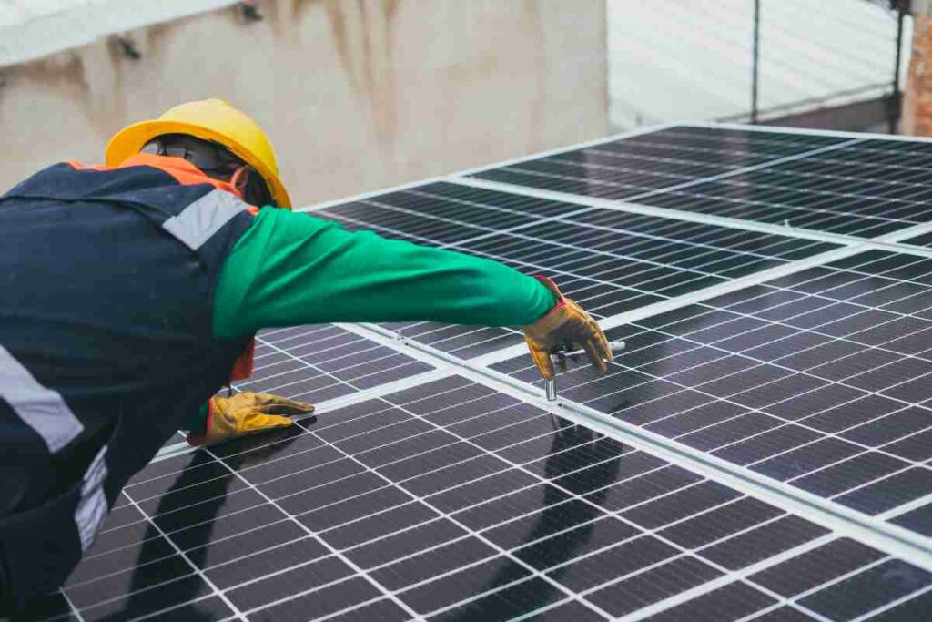 Operaio che monta pannelli di un impianto fotovoltaico - prestiti.com