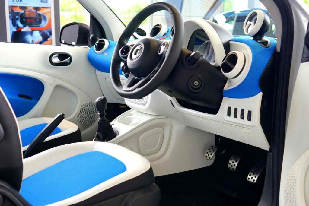 Interno di un'auto nuova - prestiti.com