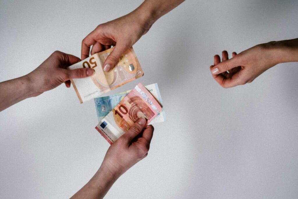 Euro che passano da una mano all'altra - prestiti.com