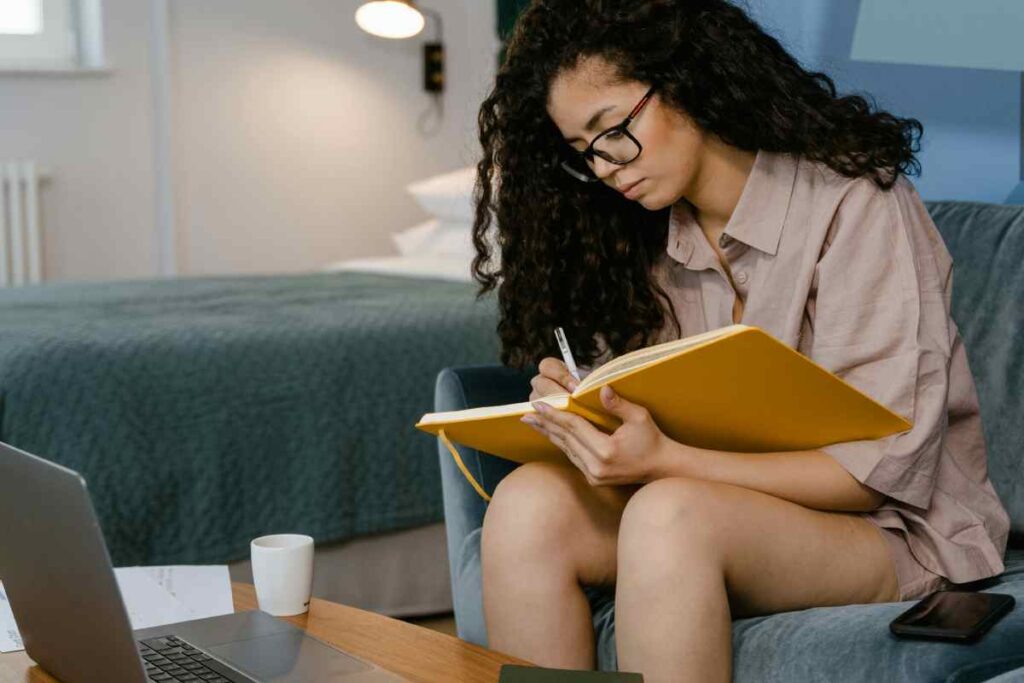 Ragazza che scrive - prestiti.com