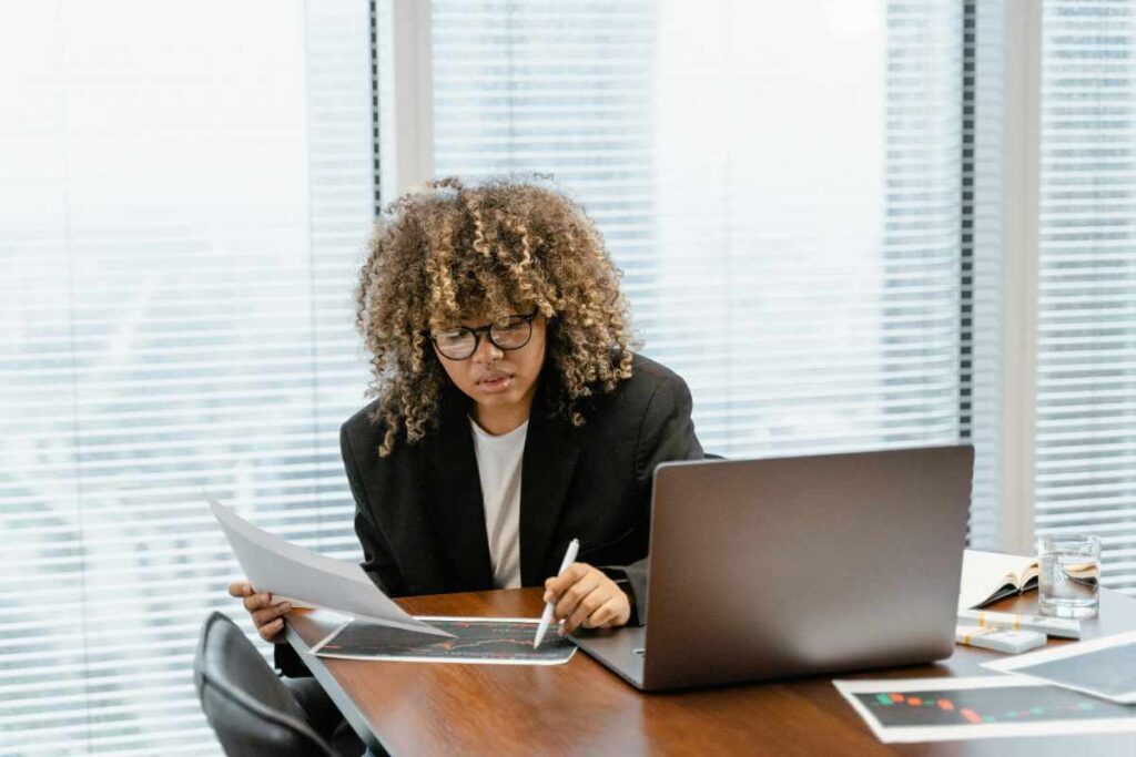 Ragazza al computer - prestiti.com