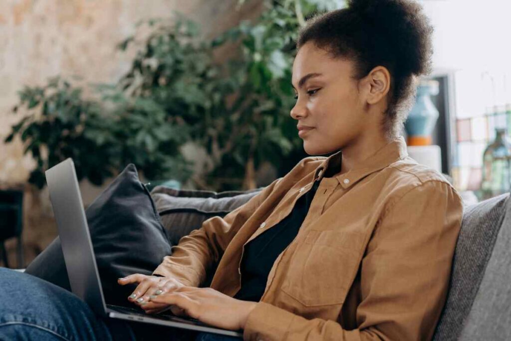 Una ragazza al computer - prestiti.com
