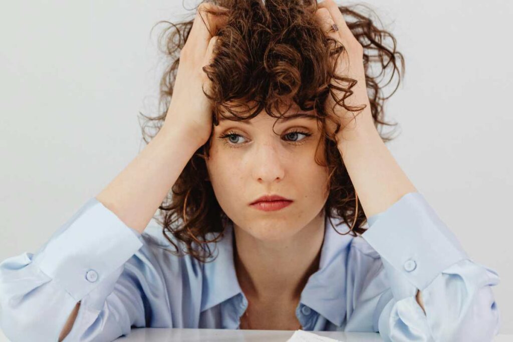 Ragazza con le mani nei capelli - prestito.com