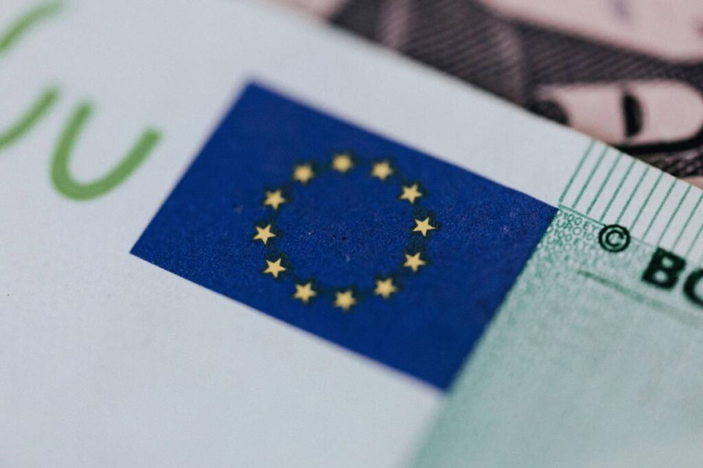 La bandiera europea su una banconota - prestiti.com