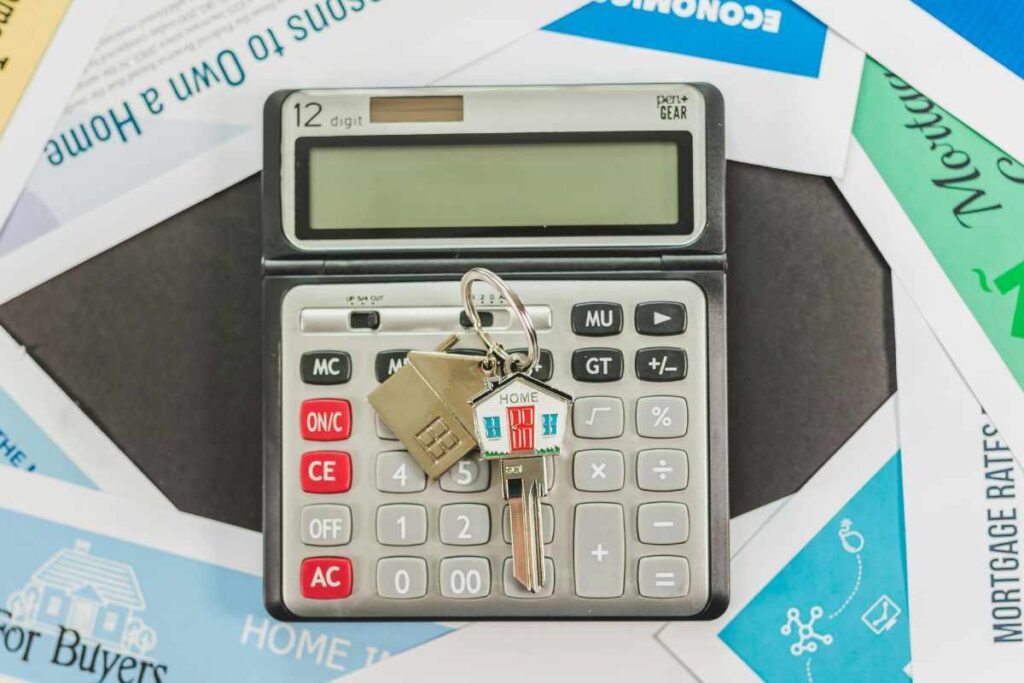 Calcolatrice e chiavi di casa - prestiti.com
