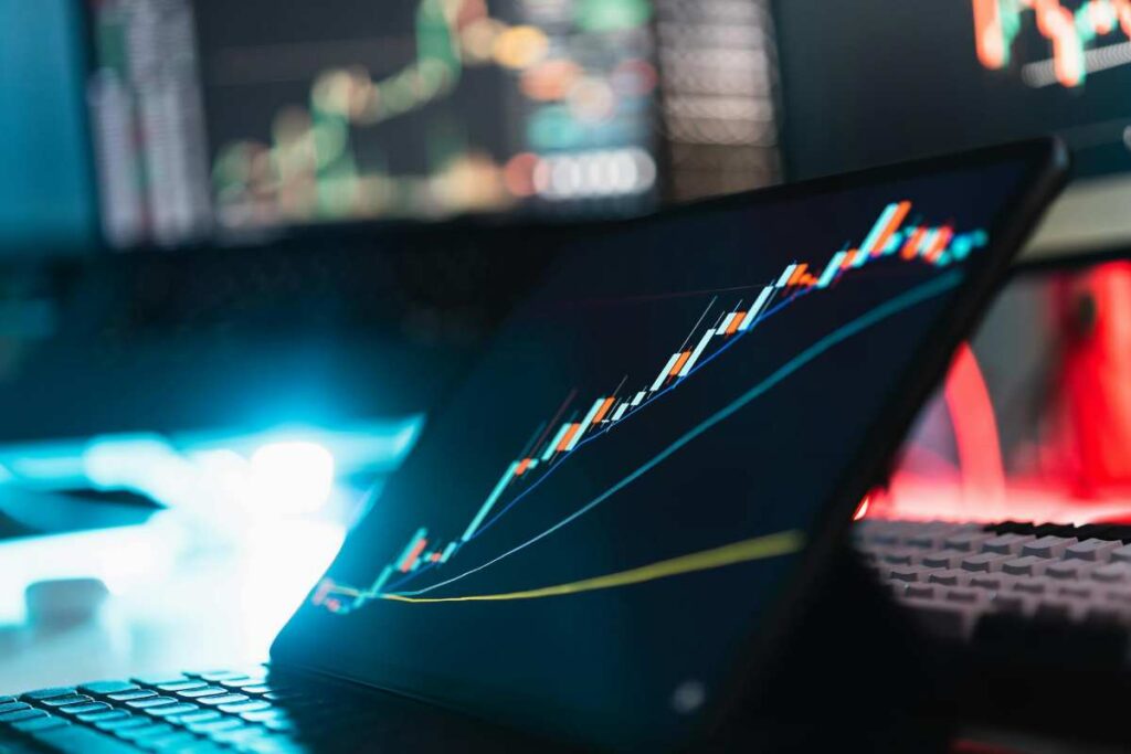 Computer con grafico riguardante investimenti - prestiti.com