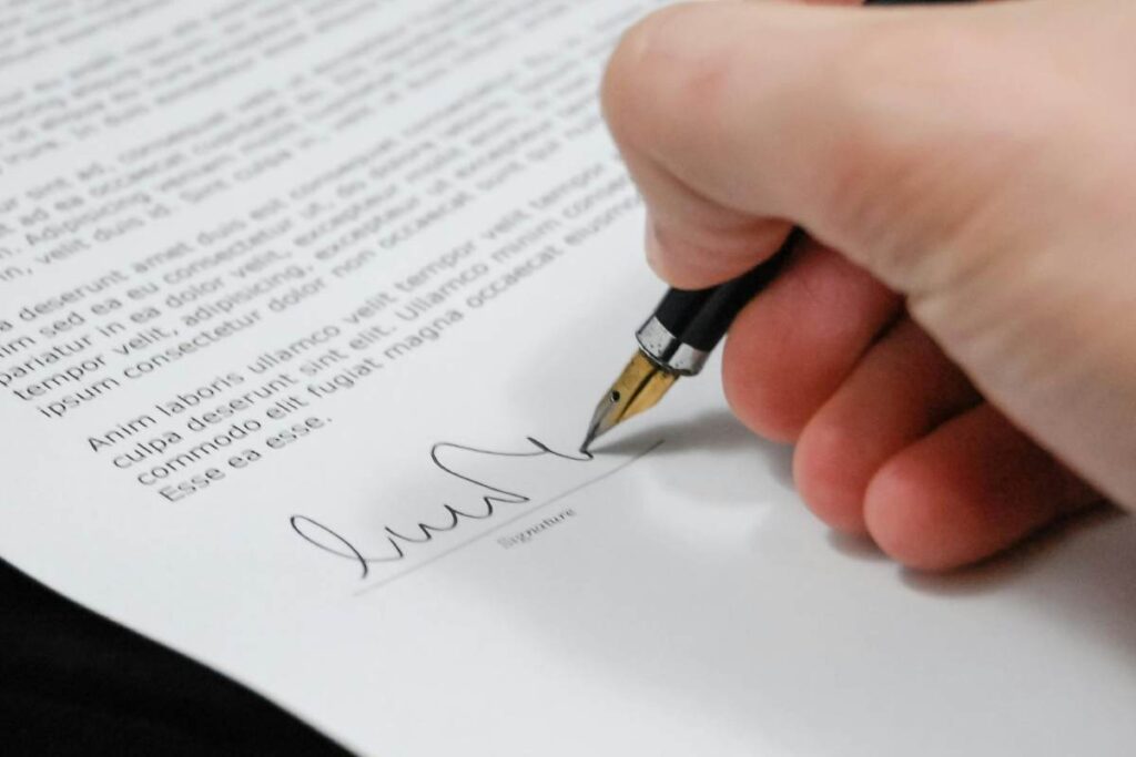 Firma su un contratto - prestiti.com