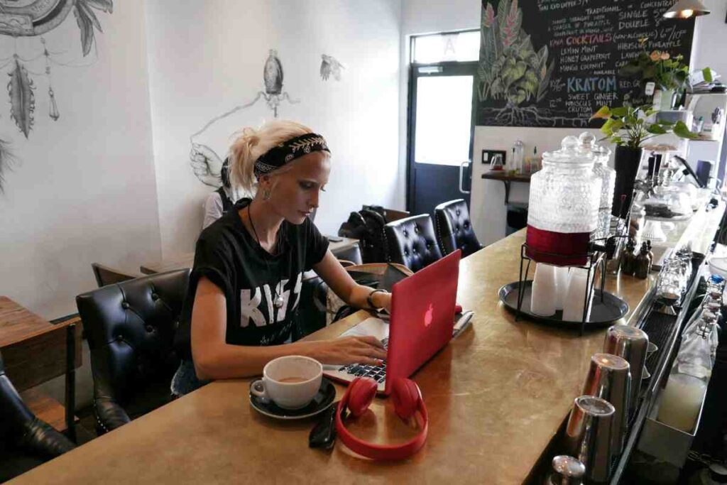 Lavoratrice in un bar - prestiti.com