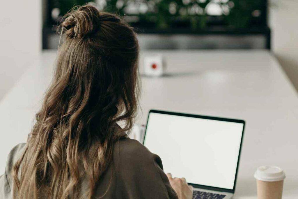 Ragazza al computer - prestiti.com