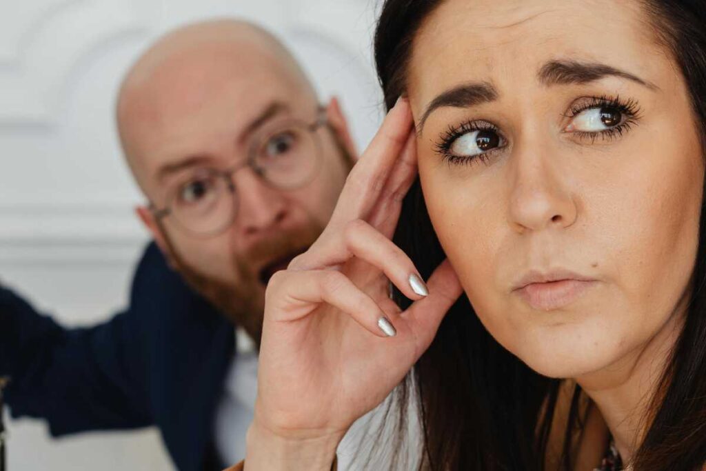 Ragazza con un uomo che le urla dietro - prestiti.com