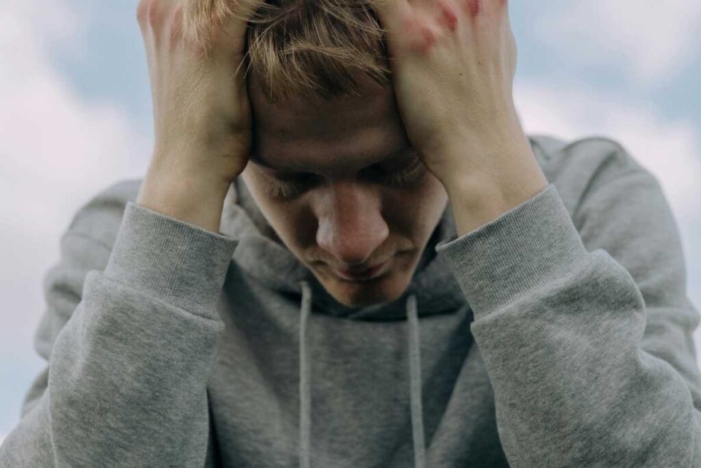 Ragazzo con le mani fra i capelli - prestiti.com