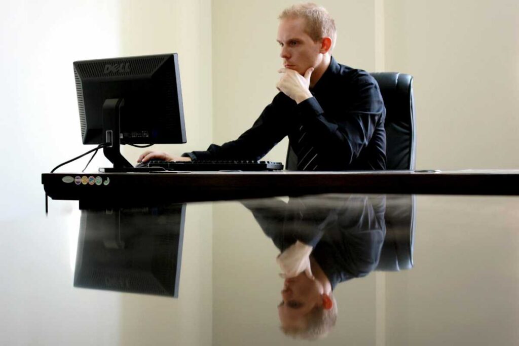 Uomo al computer - prestiti.com