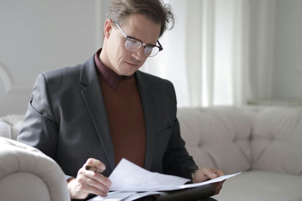 Uomo che studia un contratto - prestiti.com