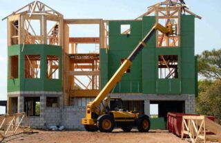 Casa in costruzione con gru