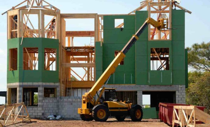 Casa in costruzione con gru
