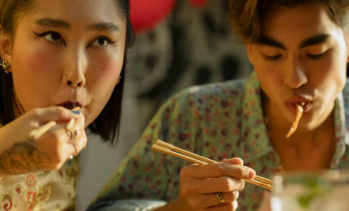 Ragazzi asiatici che mangiano con le bacchette